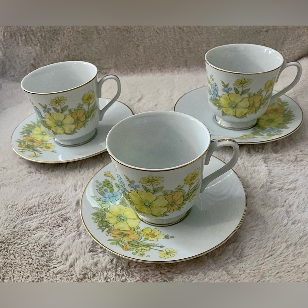 Vintage Ekco International 3 Footed Tea Cups & Saucers SPRING BOUQUET Fine China